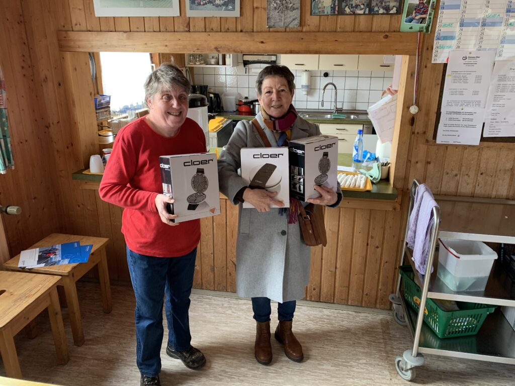 Auf diesem Foto sieht man Avantgarden-Mitglied Bärbel und Sabine, eine Beschäftigte der St. Moritz Gärtnerei, bei der Übergabe der gespendeten Waffeleisen.